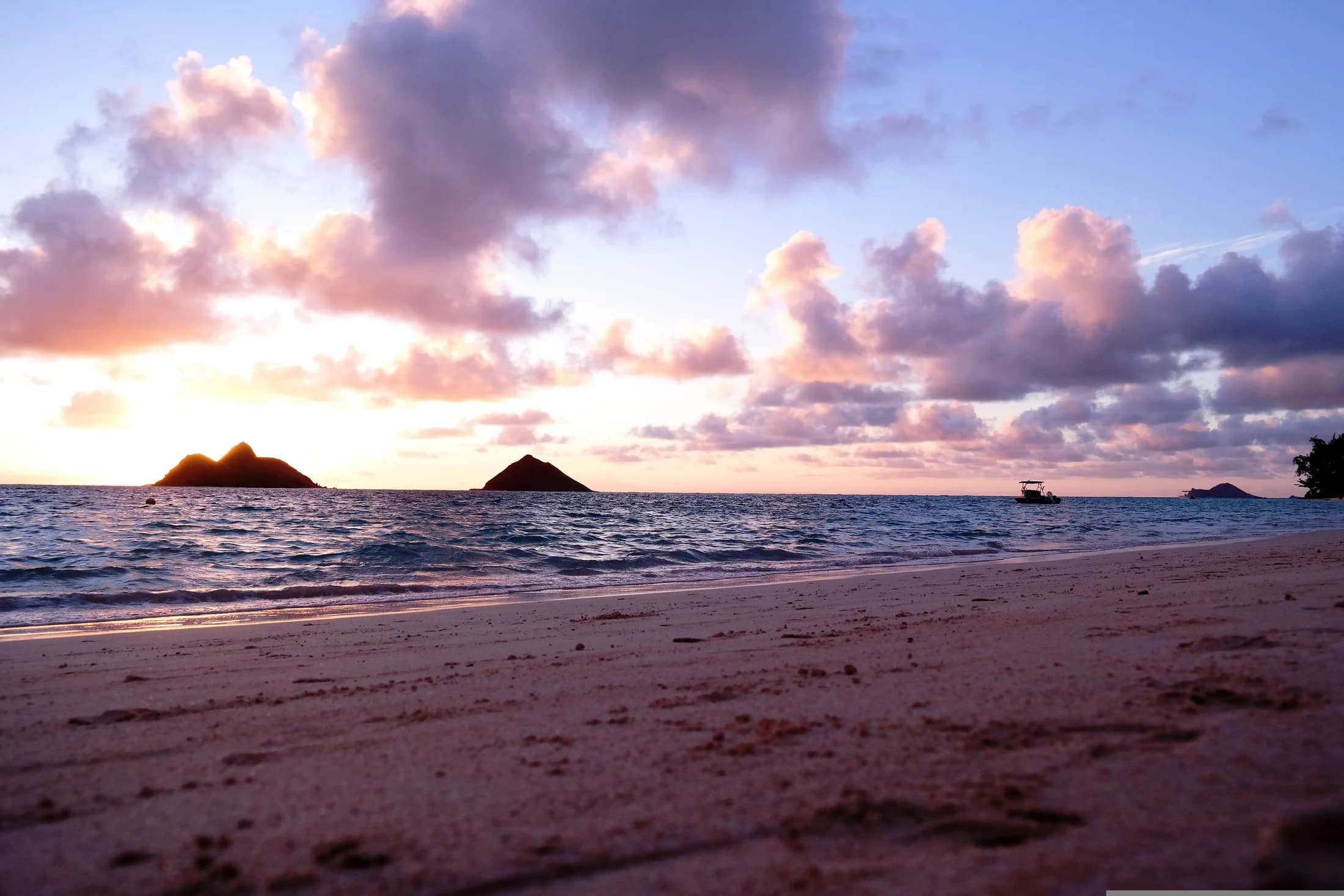 Sunrise over the Mokulua islands, Lanikai, Oʻahu